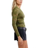 Blusa de encaje verde oliva, transparente, de manga larga y escote en V.