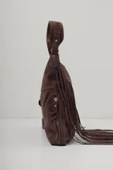 Cartera bandolera de cuero marrón con flecos largos y correa ajustable.