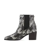 Bota de caña media con estampado de piel de serpiente en tonos marrones, con elásticos laterales negros y taco de madera.
