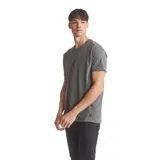 Remera gris de cuello redondo y manga corta.