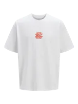 Camiseta blanca de manga corta con cuello redondo, corte holgado y estampado frontal con la frase "City Roots Meet Urban Flow" en color rojo.