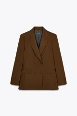 Blazer marrón de cuello solapa y manga larga. Bolsillos con solapa en delantero y cierre frontal cruzado con botones forrados.