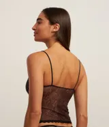 Camisete confeccionada en tule estampado de cobra, con breteles finos fijos, busto fruncido y detalle de encaje en el bajo.