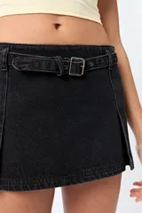 Minifalda negra de denim con cinturón y bolsillos laterales.