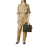 Bolso tote pequeño Marc Jacobs, confeccionado en jacquard con estampado de camuflaje en tonos verde y negro. Tiene doble asa corta, cierre superior con cremallera y correa bandolera extraíble y ajustable.