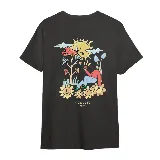 Remera de manga corta color gris oscuro, con cuello redondo y un pequeño estampado de una flor sonriente en el pecho.