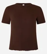 Blusa color beige de viscosa con elastano, de manga corta, cuello redondo, textura acanalada y bajo ondulado.