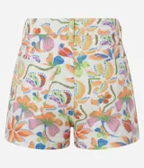 Short slim de sarga de algodón con estampa tropical multicolor. Presenta trabillas en la cintura, bolsillos delanteros y cierre frontal tradicional.