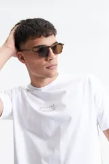 Remera blanca de manga corta con estampado gráfico en la espalda.