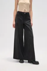 Pantalón ancho de denim negro, tiro alto y corte palazzo.