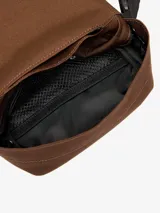 Bandolera Carhartt Jake de lona de poliéster reciclado repelente al agua, color negro, con compartimento principal con cremallera, bolsillo frontal y bolsillo interior de malla.