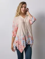 Blusa de gasa color beige con estampado floral en tonos rosa y celeste. Tiene cuello a la base, escote en V y abertura central con botones. Las mangas son 3/4 y regulables con presilla y botón.