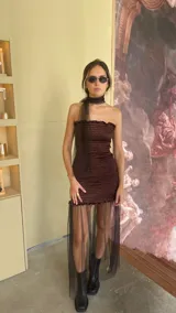 Vestido corto marrón strapless con elástico, pieza de tul en el ruedo y cuello desmontable de tul.