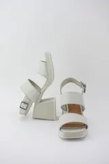 Sandalias de cuero color blanco con plataforma y taco ancho.
