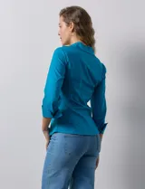 Camisa blanca de algodón marca Zac & Rachel, con cuello con solapa, abertura central con botones, delantera tableada y laterales elastizados.