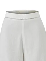 Pantalón blanco de lino orgánico y viscosa, de corte recto y tiro alto. Presenta calado en la cintura y en el ruedo.
