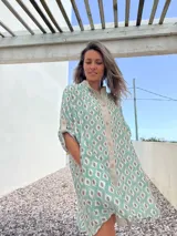 Camisero con estampado de rombos color verde y beige, con cuello camisero, abotonado y mangas 3/4.