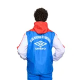 Campera deportiva Umbro del Club Nacional de Football, con capucha y cierre frontal. Diseño tricolor: azul marino en la parte superior y mangas, blanco en el pecho y rojo en la parte inferior. Incluye logo de Umbro y escudo del club en el pecho.
