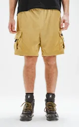 Bermuda cargo color arena de corderoy liviano, con bolsillos amplios con solapa, fuelle, detalles en cinta gross, elástico en la cintura y calce oversize.
