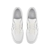 Championes urbanos New Balance modelo BBW80, color blanco, confeccionados en cuero, con logo "N" característico en los laterales y suela de goma.