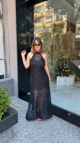 Vestido largo de encaje negro con lurex, cuello halter y tajos laterales. Incluye un vestido corto removible como forro.
