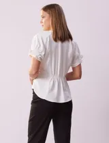 Blusa blanca de gasa marca Floral & Ivy, con cuello a la base y escote en V. Mangas cortas con elástico fruncido.