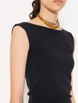 Top negro de punto liso con escote estilo bote y mangas sin corte en sisas.