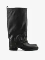 Bota de caña alta confeccionada en cuero negro con un diseño de caña doble o superpuesta que cubre el talón. Presenta una silueta recta de estilo minimalista, punta redondeada y taco bajo cuadrado.