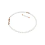 Collar de perlas de cristal blancas con cierre magnético y dos dijes en forma de pluma bañadas en tono oro rosa, con pavé rosa y una Swarovski Zirconia.