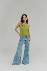 Blusa blanca de crepe twill con cuello halter y detalle de hebilla dorada en el escote.