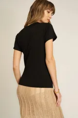 Remera de manga corta, cuello redondo y silueta entallada, confeccionada en jersey de algodón suave.