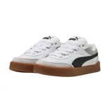 Championes Puma Park Lifestyle SK8 blancos con detalles en negro, gris y suela color caramelo.