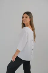 Blusa blanca de lino con mangas 3/4 y escote redondo amplio.