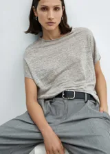 Camiseta de lino a rayas horizontales blancas y negras, de manga corta y cuello redondo.