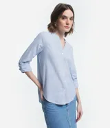 Camisa de manga larga con cuello V, abotonada frontal y rayas verticales en hilo tinto.