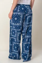 Pantalón de corte recto con cintura elastizada y cordón ajustable, con estampado de rayas verticales multicolores.