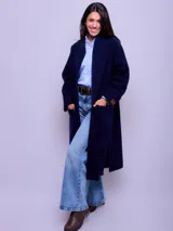 Tapado tipo capa azul marino de paño 100% lana, con cuello mao y bolsillos laterales.