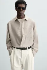Camisa relaxed fit confeccionada en tejido con mezcla de algodón con tacto suave. Cuello solapa y manga larga acaba en puño con botón. Bolsillo plastrón en pecho. Cierre frontal de botonadura.
