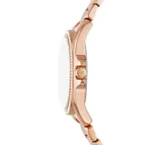Reloj Michael Kors modelo Kacie, con caja y pulsera de acero inoxidable color oro rosa. Bisel con cristales incrustados, esfera plateada con números romanos y movimiento de cuarzo de tres agujas.