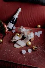 Sandalias de cuero color beige claro con taco de madera y pulsera con hebilla.