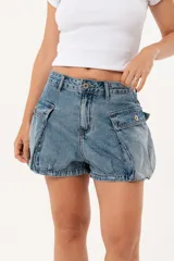 Short de jean celeste con bolsillos cargo laterales y corte abullonado.