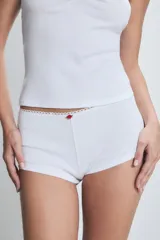 Pijama blanco de algodón morley, compuesto por un top strapless con detalle de rosa roja en el escote y un short con elástico en la cintura, ribete de puntilla y detalle de rosa roja en el centro.