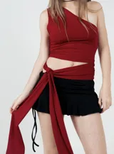 Top asimétrico color borgoña, con un solo tirante y corte irregular en la cintura.