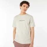 Remera color gris claro con estampado centrado en el pecho con la frase "Long Beach California" en color azul oscuro.