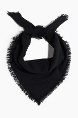 Pañuelo cuadrado negro de algodón con textura y flecos en los bordes.