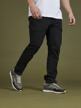 Pantalón cargo color marrón con bolsillos laterales con solapa y corte ajustado.