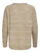 Sweater color beige de punto con cuello redondo y mangas largas.