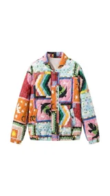 Campera bomber acolchada con estampado patchwork de motivos celestiales y geométricos en tonos multicolores. Tiene cuello, puños y bajo acanalados, cierre frontal con botones a presión y bolsillos laterales.