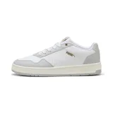 Championes Puma Court Classic, color blanco con detalles en gris y logo dorado.
