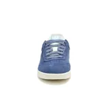 Championes Caterpillar Pause Retro T-Toe azules de gamuza con detalles en blanco.